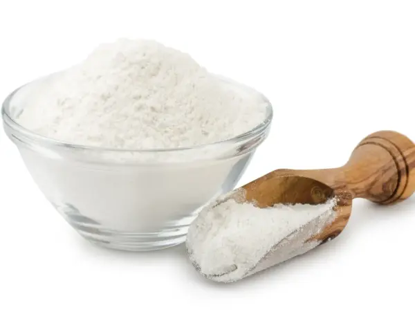 Una ciotola di vetro piena di polvere bianca, probabilmente aluminum starch octenylsuccinate, e un cucchiaio di legno con la stessa polvere.