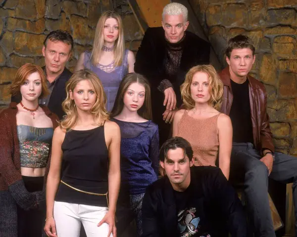 Il cast di Buffy l'ammazzavampiri posa insieme, pronto ad affrontare le forze oscure.