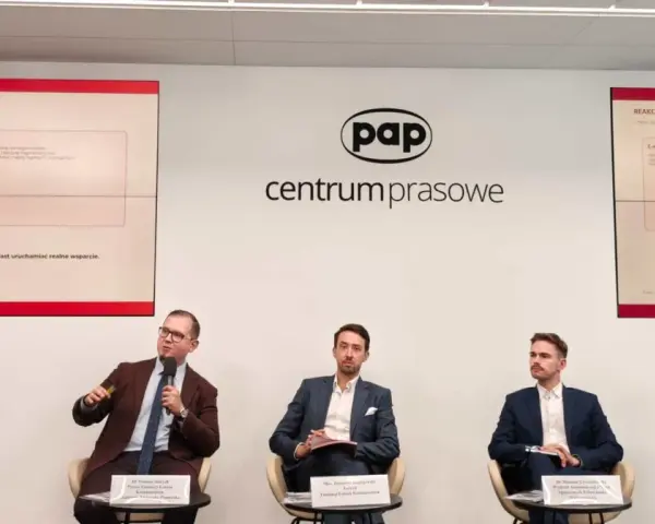 Panel dyskusyjny w Centrum Prasowym PAP. Prelegenci omawiają reakcję na gracza w kryzysie, wskazując na problemy z procedurami zamiast realnego wsparcia.