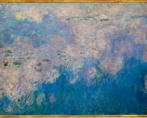 Un étang paisible aux nénuphars roses et verts, baigné de lumière, dans un style Monet.
