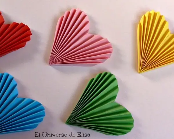 Corazones de papel plegado en rojo, rosa, amarillo, azul y verde. Perfectas manualidades para decoración de San Valentín.