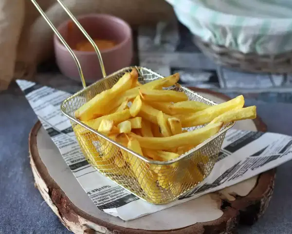 Chrupiące mrożone frytki z patelni? Mój przepis bez frytkownicy!