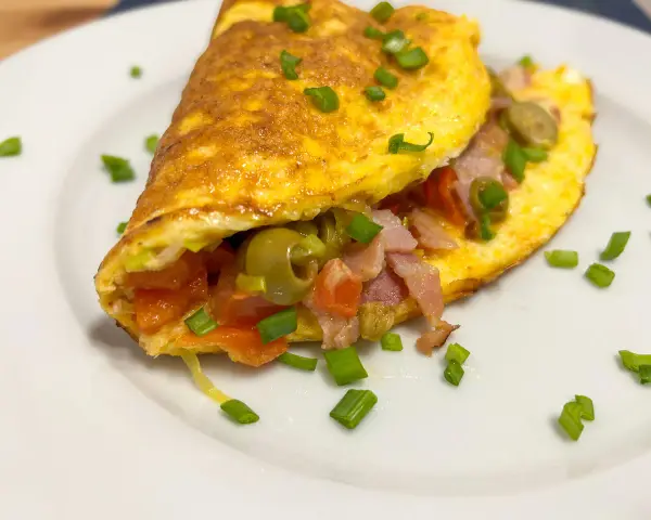 Szybki przepis na zdrowy omlet, który zmieni Twoje śniadanie na lepsze