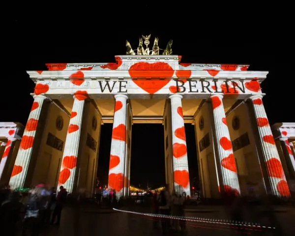 Brandenburger Tor in der city of lights Berlin, beleuchtet mit roten Herzen und der Aufschrift "WE ❤️ BERLIN".