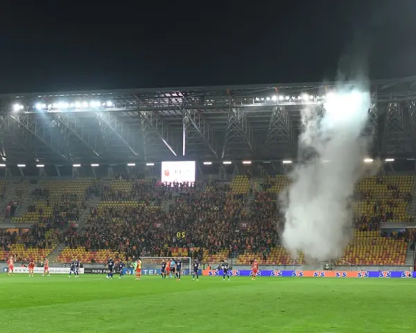 Dym z rac zasnuwa trybuny stadionu, gdzie kibice dopingują swoją drużynę. Czy to najgorszy klub na świecie, czy tylko zły dzień?