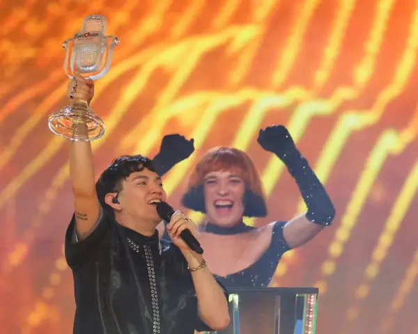 Loreen, która wygrała Eurowizję, świętuje triumf z trofeum.