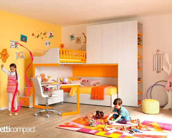 Una vivace stanza dei giochi bambini con letto a castello, scrivania e un bambino che gioca sul tappeto colorato.