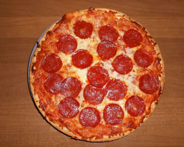 Ile kalorii ma pizza pepperoni? Zaskakujące różnice w kaloryczności!