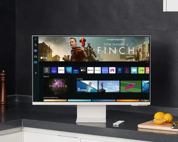 Samsung TV mit Smart Hub, zeigt Film "Finch" und Apps wie Netflix. Perfekt für Kochpausen.