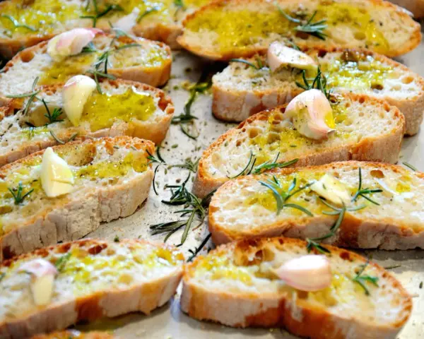 Fettunta toscana: fette di pane abbrustolito condite con olio d'oliva, aglio e rosmarino. Un classico antipasto toscano.