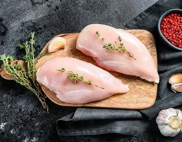 Ile gram białka jest w 100g kurczaka? Zaskakujące różnice!