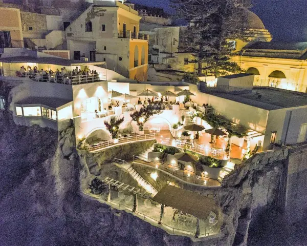 Acqua Pazza: Ricetta, Origini e il Ristorante Stellato di Ponza