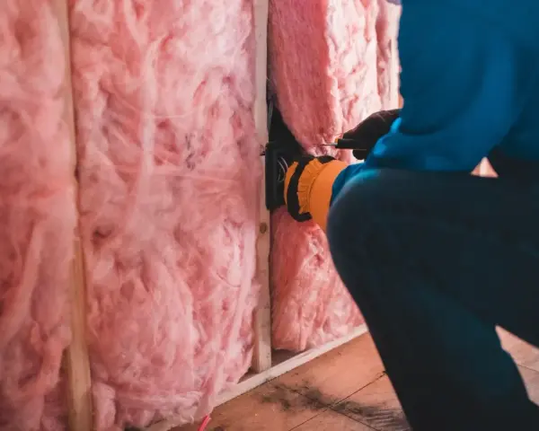 Odkrywanie **sekretów akustyki w blokach**, czyli dlaczego słyszysz sąsiada dwa piętra wyżej. Izolacja z wełny mineralnej w ścianie.