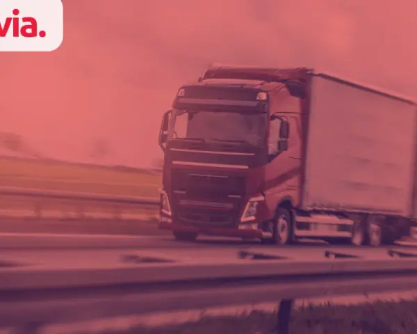Czerwona ciężarówka z naczepą pędzi autostradą. To symbol sprawnego transportu, który dzięki Monevia może zyskać pakiet mobilności dodatkowe 2 godziny.