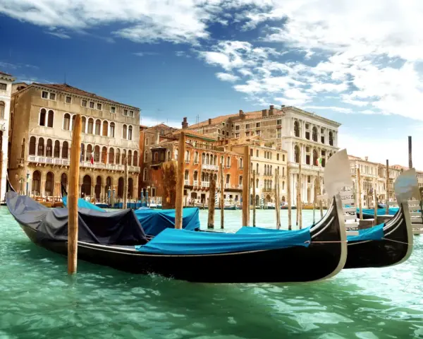 Gondole ormeggiate sul Canal Grande, un'anteprima delle 10 cose da vedere a Venezia gratis.
