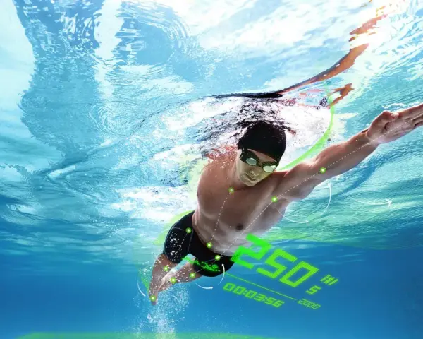 Un nageur concentré effectue un exercice de natation, avec des données de performance affichées numériquement.