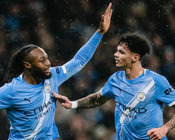 Dos jugadores del Manchester City celebran un gol contra el Newcastle.