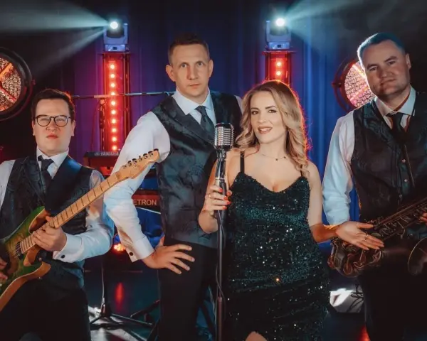 Gotowi do występu! Teraz my zespół: wokalistka, gitarzysta, saksofonista i klawiszowiec.
