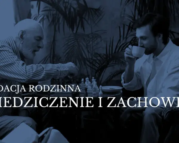 Dwóch mężczyzn gra w szachy. Jeden pije kawę, drugi zastanawia się nad ruchem. Fundacja rodzinna zajmuje się dziedziczeniem i zachowkiem dla bliskich.