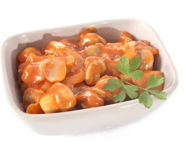 Champignons à la grecque, tendres et savoureux, baignant dans une sauce tomate onctueuse, garnie d'une touche de persil frais.