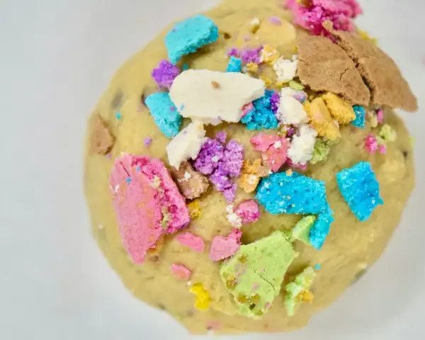 Ein Teigklumpen mit bunten Kekskrümeln, bereit zum bunte Kekse backen.