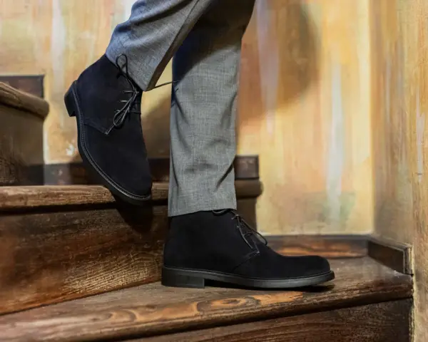 Eleganza casual: polacchine uomo scamosciate nere con pantaloni grigi, un abbinamento perfetto per un look sofisticato.