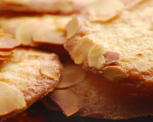 Krispiga mandelkakor, perfekta till fikat. Här är ett enkelt bondkakor recept för dig!