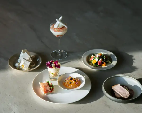 Platos delicados y postres en un restaurante, una experiencia sensorial que deleita la vista y el paladar.