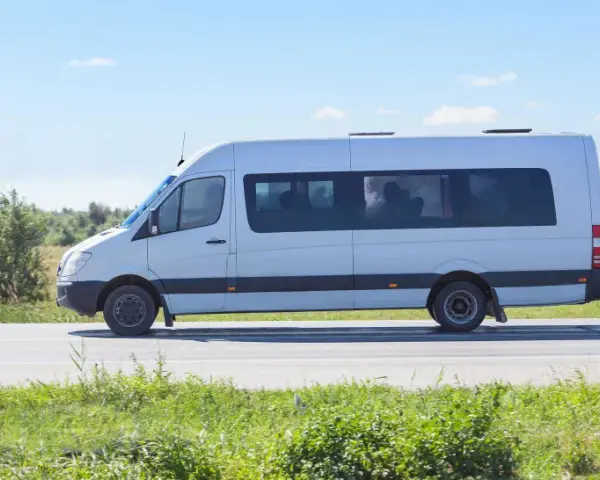 Ile osób może przewozić bus? Sprawdź przepisy i uniknij kar