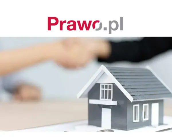 Model domu i uścisk dłoni symbolizują transakcję, być może wywłaszczenie nieruchomości. Prawo.pl.