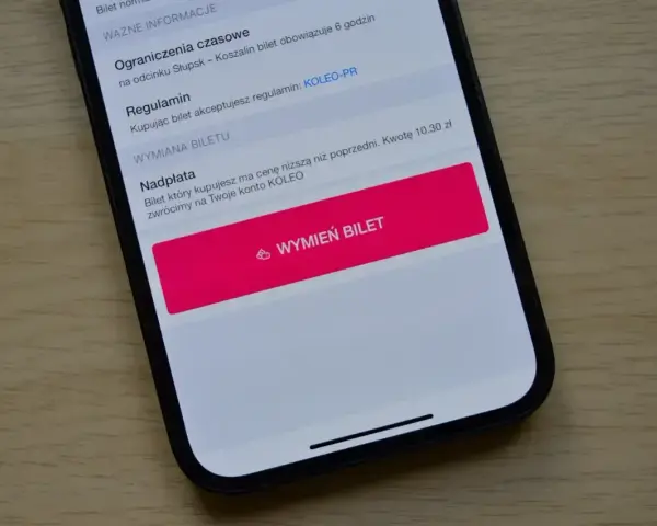 Ekran aplikacji mobilnej z opcją wymiany biletu PKP. Możliwy zwrot biletu online z nadpłatą 10.30 zł na konto KOLEO.