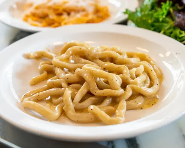 Pici cacio e pepe, un classico da provare per capire cosa mangiare a Siena.