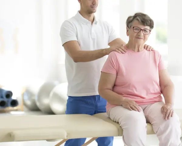 Rehabilitacja domowa NFZ: Komu przysługuje i jak ją uzyskać?