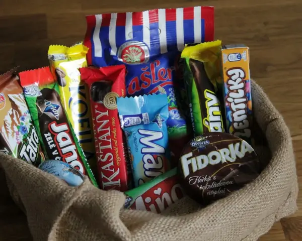Koszyk pełen słodyczy: czekolady Orion, Fidorka, Lentilky, Tatry i inne. Idealne, co przywieźć z Czech do jedzenia!