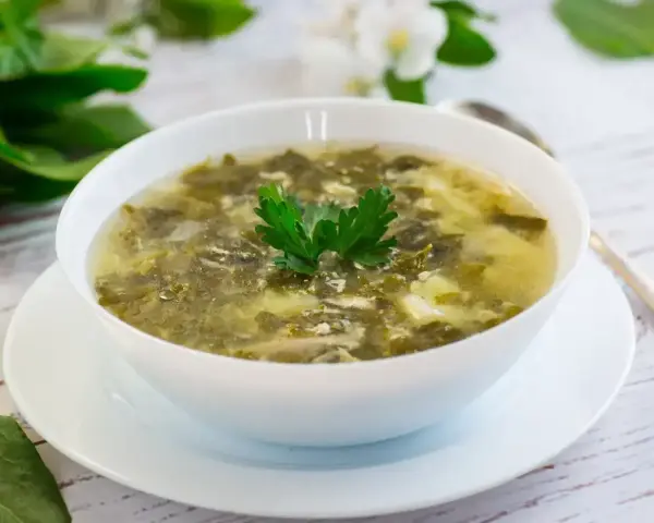 Aromaticzna zupa szczawiowa ze słoika przepis. Pyszna, domowa zupa z jajkiem i natką pietruszki.