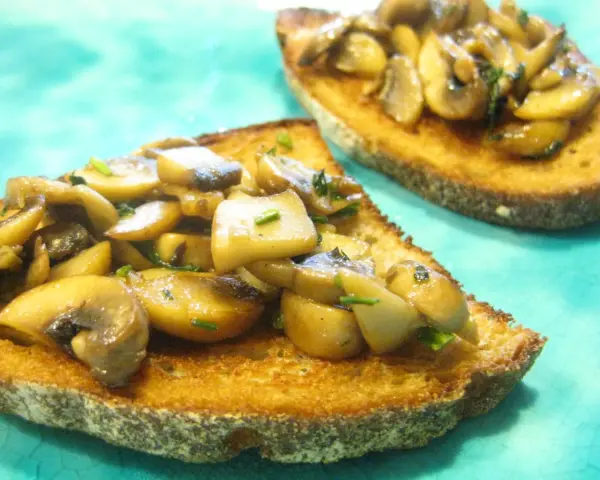 Bruschetta z pieczarkami, podana na chrupiącym pieczywie, kusi aromatem i apetycznym wyglądem. Idealna na szybką przekąskę.