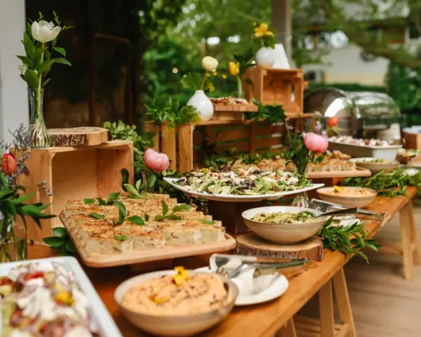 Ile kosztuje catering na 60 osób? Poznaj ceny i ukryte koszty