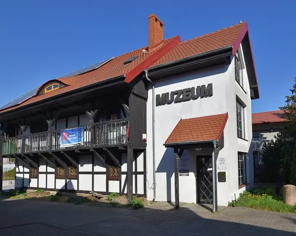 Muzeum Ziemi Usteckiej, z charakterystyczną architekturą szachulcową i nowoczesnymi panelami słonecznymi na dachu, zaprasza do odkrywania historii regionu.