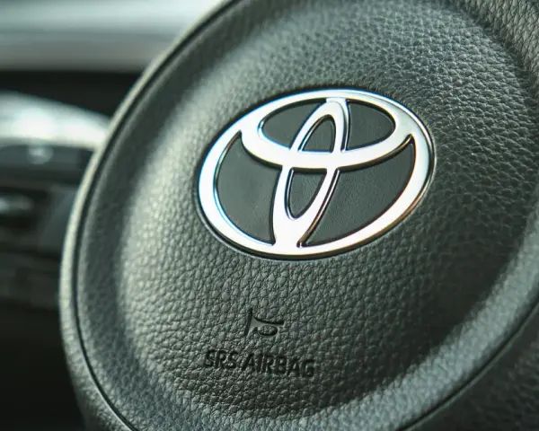 Kierownica Toyoty z logo. Czy to najlepsza marka samochodu? Trudno powiedzieć, ale na pewno solidna.