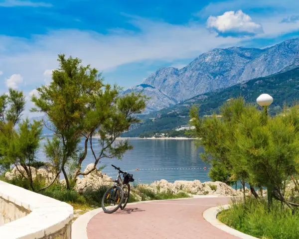 Rower czeka na Ciebie na malowniczych trasach rowerowych Chorwacja, z widokiem na góry i Adriatyk. Idealne miejsce na aktywny wypoczynek.