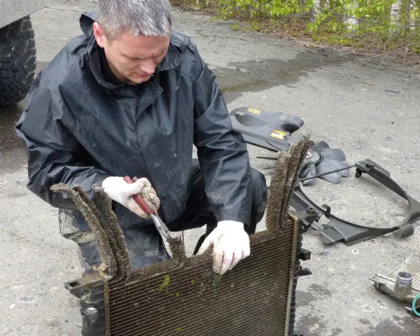 Czym skleić plastikowe elementy chłodnicy, aby uniknąć kosztownych napraw?