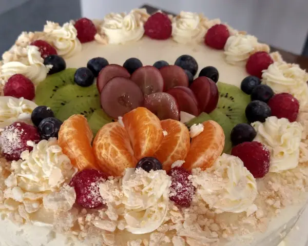 Kolorowy tort owocowy, idealny na urodziny dorosłych. Znajdziesz tu przepisy na torty urodzinowe dla dorosłych z kiwi, malinami, winogronami i mandarynkami.
