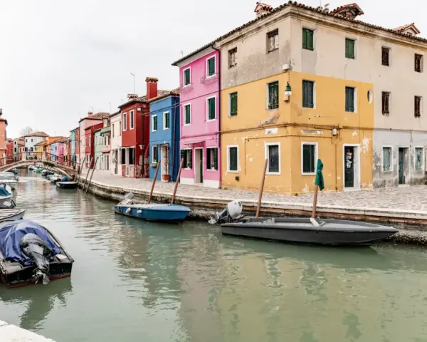 Case colorate e canali, un'immagine che ispira su dove soggiornare a Venezia, magari in un'isola pittoresca.