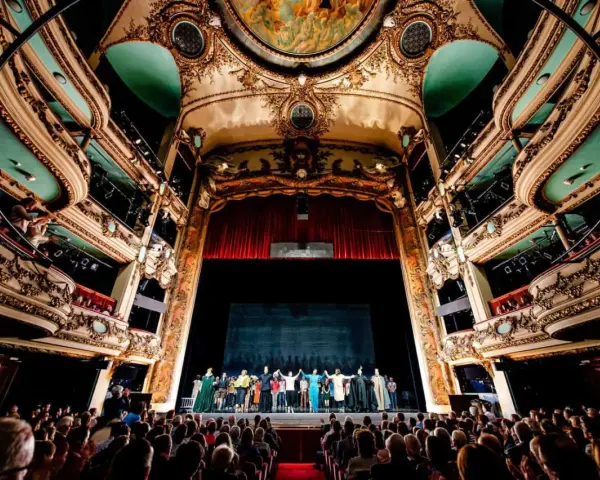 Widownia i scena w olśniewającym, zabytkowym teatrze, gdzie artyści dziękują za aplauz. To miejsce, gdzie rodzi się magia, największy teatr na świecie.
