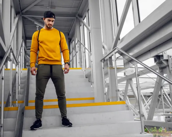 Jaka bluzka do spodni khaki? Odkryj idealne połączenia stylowe
