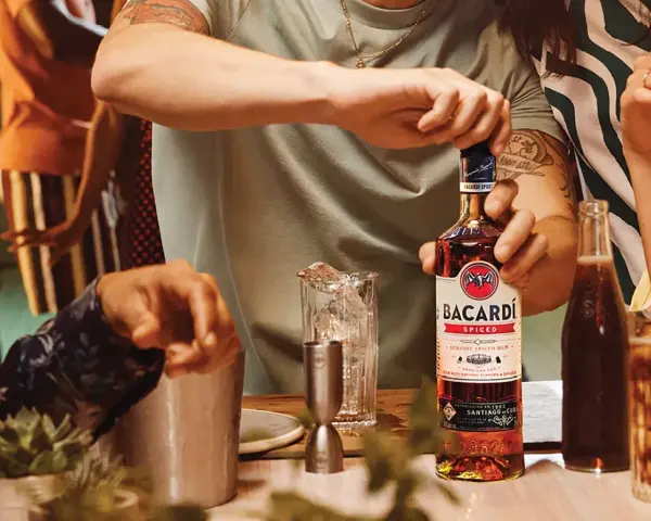 Przygotowanie drinków z Bacardi Spiced. Z czym pić ten rum? Z colą, lodem i naturalnymi przyprawami.