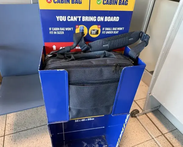Czy oprócz bagażu podręcznego można mieć torebkę Ryanair? W tym mierniku bagażu widać, że mała torebka zmieści się pod siedzeniem.
