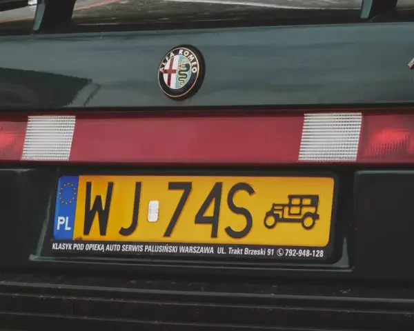 Zielona Alfa Romeo z tablicą rejestracyjną WJ-74S. Klasyk pod opieką auto serwisu.