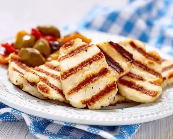 Halloumi jak zrobić: Prosty przepis na domowy ser, który zachwyca