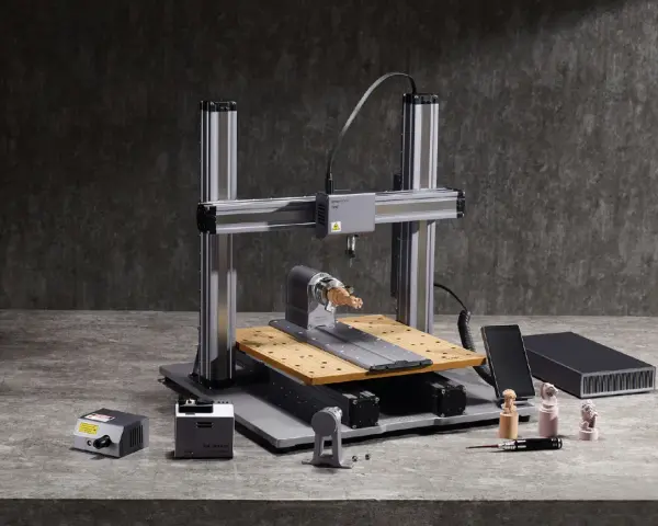 Drukarka 3D CNC z akcesoriami i wydrukowanymi figurkami.